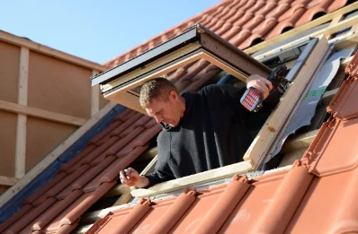 Pose de fenêtres de toit Velux à Hosta